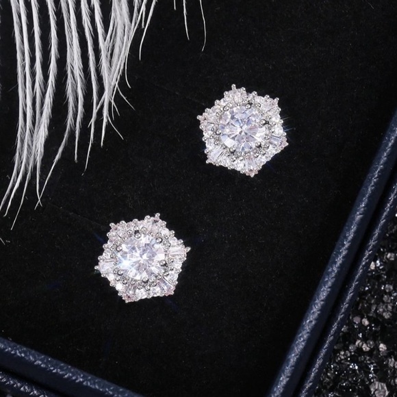 NEW 18K White Gold Diamond Stud Earrings - Picture 3 of 7